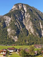 . Die Aussicht von unserem Hotelzimmer in Maurach - Am Morgen des 25.08.2016 hat der Dampfzug der Achenseebahn die Haltestelle Maurach Seespitz verlassen und fhrt der Dorfmitte von Maurach entgegen, um sich dann spter auf die spektakulre Abfahrt nach Jenbach zu begeben. (Jeanny)