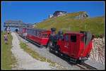 Z13 erreicht am 16.08.2018 mit einem vollbesetzten Zug den Bahnhof Schafbergspitze.