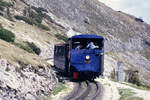 23.05.1992, Österreich, Schafbergbahn am Wolfgangsee,  Ein Zug der Zahnradbahn mit Lok 999 105 fährt bergab.