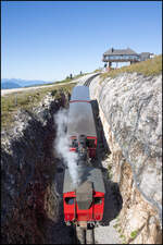 In den einzigen Tunnel der Zahnradbahn geht es am 15. September 2025 für die Z13 unmittelbar nach dem Bahnhof Schafbergspitze. 