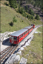 Vom Tal erreicht der nächste Zug den Bahnhof Schafbergalm .