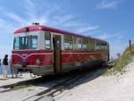 Ein Dieseltriebwagen der Schafbergbahn, gehrt aber der BB, steht im Bahnhof Schafberg.