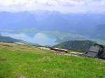 Salzkammergut 2009 - Vom Gipfel des Schafberges geht der Blick ber die Bergstation und den Wolfgangsee hin zu den Hohen Tauern.