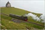 Zahnraddampflok 999.05 fhrt auf der Schneebergbahn von Puchberg am Schneeberg nach Hochschneeberg.Im Hintergrund sieht man die Elisabethkirche, sie wurde im Auftrag von Kaiser Franz Joseph im Jahr
