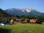 Landschaft mit dem Zug  Salamander  und Schneeberg im Hintergrund.
Puchberg am Schneeberg 04.08.2013.