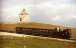 Anfang August 1975 erreicht 999.03 die Bergstation Hochschneeberg, im Hintergrund die Elisabethkirche