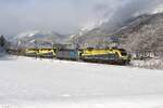 Kurz vor dem Bahnhof Admont fahren am winterlichen 18.2.2026 die CargoServ 182 581 und die 193 826 mit einem Stahlganzzug von Tarvisio Boscoverde nach Linz Stahlwerke ihrem Ziel entgegen.
Die 1216 933 und die 1216 932 waren kalt geschleppt.