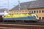 Nur durch ihr charakteristisches Singen aufmerksam geworden zieht  Cargoserv  ES 64 U2-081 einen schweren Eisenerzzug durch den Bahnhof Linz.