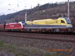 In Doppeltraktion haben die Taurus-Lokomotiven 1216 930-8 von CargoServ sowie 1216 940-7 der Salzburger Lokalbahn am Abend des 8.4.2009 einen Gterzug in den Bahnhof Bischofshofen gebracht.