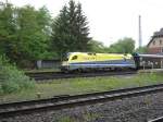 Als ich auf meinen Zug nach Hause wartete konnte ich noch die CargoServ ES 64 U2-82, in Fahrtrichtung Kassel, mit der  Notfallkamera  ablichten. Eichenberg, 11.05.2009.