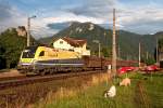 ES 64 U2 080 ist mit dem CargoServ Erzzug 61014 von Eisenerz nach Linz Stahlwerk unterwegs. Die Aufnahme entstand nach einem Gewitterregen in den Abendstunden des 07.07.2011 in Losenstein.