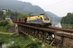 Ein Klassiker im nrdlichen Gesuse ist die Brcke bei Trattenbach.
Am 05.09.12 zieht Dispolok ES 64 U2 081, angemietet von CargoServ, einen leeren Erzzug durch Trattenbach.