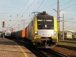 Dispolok ES 64 U2-063 an der Spitze eines Container Gterzuges bei der Durchfahrt in Wien Htteldorf, 12.3.2007