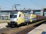 ES 64 U2-29 und eine CargoServlok donnern am 19.04.2007 mit einem Gterzug in Wels durch.