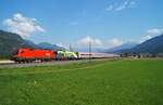 Aufgrund der coronabedingten Einstellung des City-Airport-Train-Verkehrs im Jahr 2020 wurden die CAT-Lokomotiven auf anderen Routen eingesetzt. So gelangten sie auch ins weit vom Flughafen Wien entfernte Tirol, das sie regelmäßig mit dem Zugpaar  Transalpin  durchquerten. Einen solchen Einsatz hatte die 1016 014 auch am 30.07.2020, als sie in sommerlicher Hitze mit dem EC 164 Richtung Zürich HB, den sie mit Unterstützung der 1116 044 über den Arlberg brachte, bei Flaurling aufgenommen wurde. Damals wurde der Transalpin noch mit einem ÖBB-Wagensatz und einem Panoramawagen der SBB am Zugschluss betrieben.
