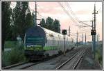 Nachschuss auf eine CAT Garnitur (City Airport Train) bei der Durchfahrt der Haltestelle Mannswrth am 10.6.2006.