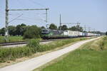 Die ELL 193 201 und eine Schwestermaschine mit einem Taschenwagenzug auf der Strecke Salzburg in Richtung München kurz nach Übersee am Chiemsee. Aufgenommen am 22.07.21 