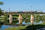 ELL 193 überquert mit einem Kesselganzzug die neue Donau in Wien.