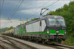 ELL 193 761 zieht Kesselzug durch Maribor-Tabor Richtung Sueden.