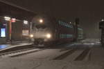 Im dichten Schneefall am Abend des 28.12.2020 steht der R8567 von Graz Hbf nach Wies-Eibiswald  im Bahnhof Deutschlandsberg Stadt und wartet auf die Weiterfahrt.
Geschoben wurde der Zweiteiler von der DH1500.6.