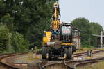 Als SKL bewegt sich der 2-Wege Bagger aus dem Bahnhof Deutschlandsberg zur Baustelle hinaus. 
14.06.2017