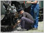 Krperpflege einmal anders. Der Vorteil bei Dampflokomotiven: Man hatt immer warmes Wasser mit ;-) (Aufnahme zeigt einen Teil der Lokmannschaft der 671 beim Halt in Gleinsttten am 27.5.2007)