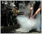 Wie ich bereits gezeigt habe, verwendet die Lokmannschaft der 671 zum Hndewaschen das warme Wasser der Lok. Zum Hndetrocknen setzt man allerdings auf Dampf. (27.5.2007)