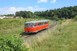 Wie auf der Modellbahn schlängelt sich VT10.02 durch den Einschnitt am Kaiserwaldausgang.