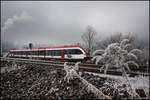 Der Winter hält sich in diesem Jahr noch sehr zurück . 
Im Bahnhof Deutschlandsberg lässt Industrieschnee ein wenig kalte Jahreszeit Wirklichkeit werden. 
14.01.2020