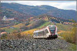 GTW07 auf dem Weg nach Wies Eibiswald. 
Mit der Burg im Rücken verlässt er die Bezirkshauptstadt Deutschlandsberg.  
3.11.2020