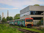 Graz. Im letzten Spätsommer wurden Garnituren der Reihen 1041, 1141, und 1142 beim Schrottwolf in Graz verschrottet (siehe <a href= https://www.bahnbilder.de/bild/oesterreich~e-loks~br-1142/1281927/graz-das-schicksal-der-1142-679.html >hier</a>). 8 Monate später steht wieder eine Verschrottung an: Die ehemaligen VT70 der GKB. Am 12.05.2022 konnte ich einige Garnituren der Reihe 5070 ablichten, die auf der Grazer Schleppbahn auf ihre Verschrottung warten, das Foto wurde vom Radweg aus aufgenommen.