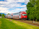 Graz. Ein Wolkenschaden, wie er im Bilderbuch steht: Der GKB-DoSto Steuerwagen 8629 202 fährt hier am 17.05.2024 als S7 in den Bahnhof Straßgang nach Wie-Eibiswald ein.
