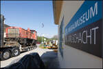 Angekommen im Museum wird die Lok auf Ihre Entladung vorbereitet.