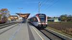 GKB GTW 5063.02 bei der Ankunft im Bahnhof Preding-Wieselsdorf am 18. Oktober 2025, wo die Linie S61 noch bis zum Endbahnhof Wies-Eibiswald planmäßig durchgebunden wurde: