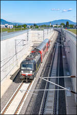 Nach dem Bahnhof Puntigam zweigt die Neubaustrecke  ( Koralmbahn  ) ab . Hier ein Zug der Linie S6 bei der Einfahrt in die Unterflurtrasse Flughafen . 8. Mai 2026 