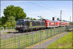 P�lfing Brunn am 2. Juni 2026 . Ein S-Bahn Zug der Linie S6 erreicht die Haltestelle vorbei an der Blockstelle Bergla 1 . 