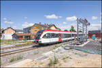 Am K�flacher Ast der Styrian Western Railway sind die Vorarbeiten zur Sommersperre in vollem Gang . Hier in S�ding Mooskirchen rollt ein GTW gen K�flach.