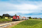S�ding. Die 2015 005 der GKB zieht am 11. Juni einen vierteiligen Doppelstockzug von Graz nach K�flach, hier in S�ding.