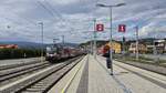 193.861 steht f�r die Drehfahrt mit 5 Doppelstockwagen inklusive 193.863 vor dem Ausfahrsignal bereit.