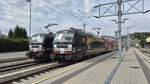 193.866 stellt sich neben 193.861 mit dem Leerpersonenzug f�r eine Drehfahrt Richtung Werndorf am Bahnsteig 2 auf.