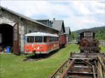 Ein Triebwagen von der Graz Kflacher Bahn (GKB) steht am Lokschuppen des Localbahnmuseum Bayerisch Eisenstein; 09.06.2006  