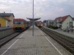 VT 70.06 (links als R8516) und VT 70.13 (rechts als R8571) am 31.3.2011 beim Halt im Bahnhof Lannach.
