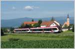 5063 009 an der Spitze und 5063 011 an zweiter Stelle des R 8558 von Wies-Eibiswald ber Lieboch nach Graz, am 16.6.2011 mit Blick auf Gro St. Florian und die Koralpe.