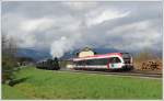 Generationentreffen auf der GKB. 150 Jahre liegen zwischen den beiden Fahrzeugen auf dem oben stehenden Foto. 671 der GKB wurde 1860 gebaut, die GTW’s in den Jahren 2010-2011. Durch die Modernisierung auf der GKB (Mittelbahnsteige) ist es im Normalbetrieb fast unmglich, 671 und einen GTW in „freier Wildbahn“ nebeneinander schn zu fotografieren. Am 21.4.2012 konnten wir das dem Umstand verdanken, dass 671 nach der Ankunft in Bergla mit ihrem Sdz. 8521 aus dem Bahnhof ausfahren musste und besetzt auf den auf Gleis 3a stehenden R 4370 zurckschieben musste, damit R 4367 in Bergla einfahren konnte. Daher war bei der Ausfahrt des R 4367 aus Bergla diese, ich wage zu behaupten einmalige Gelegenheit, fotografierbar.