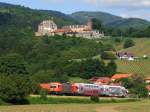 RTS 2016 905 mit Doppelstockwagen fr GKB  Plan B  verlsst Deutschlandsberg.
Burg Landsberg ist im Hitergrund.  13.05.2011.