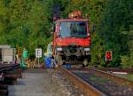 Und da sag noch einer ein Schienenfahrzeug kann keinen Patschen haben ! Schaut doch zumindest so aus als wrde man dem 2Wege Unimog den Reifen wechseln. Eine Arbeiterrotte bei der Arbeit auf Gleis 2 im Bahnhof Deutschlandsberg am Morgen des 1.Oktober 2013