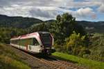 Ein moderner GTW auf der Fahrt in Richtung Wies-Eibiswald; im Hintergrund rechts ist die Burg von Deutschlandsberg zu sehen. (13.09.2013)