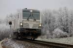 Vectron DE in Tarnfarbe die 2te. Deutschlandsberg am 19.12.2013. Auf der Leibenfelder Höhe hat Raureif und Industrieschnee die Bäume in ein Winterliches Kleid gehüllt und vermittelt ein wenig Weihnachtsstimmung.