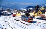 Auf seinem Weg von Köflach nach Graz fährt ein VT 70 der GKB im Bahnhof Voitsberg ein (Februar 2005)