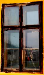 Der  Fenstergucker  Teil 1

Es guckt hier zwar nicht Anton Pilgram hinter dem Fenster hervor wie es im Stephansdom zu bewundern ist , der Name des Selbstportraits war aber mein Ansporn für das kleine Experiment.

Wies Eibiswald am 3.März 2014  